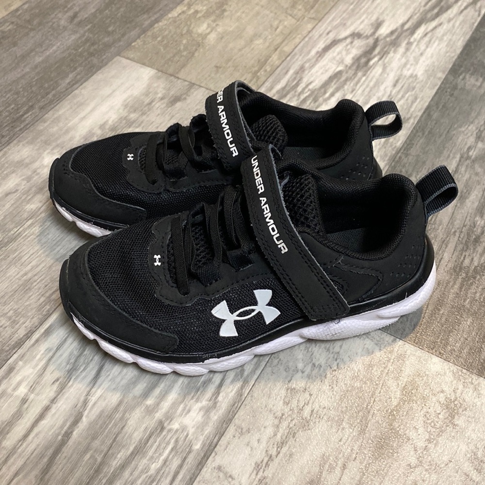 Boys Under Armour Velcro shoes